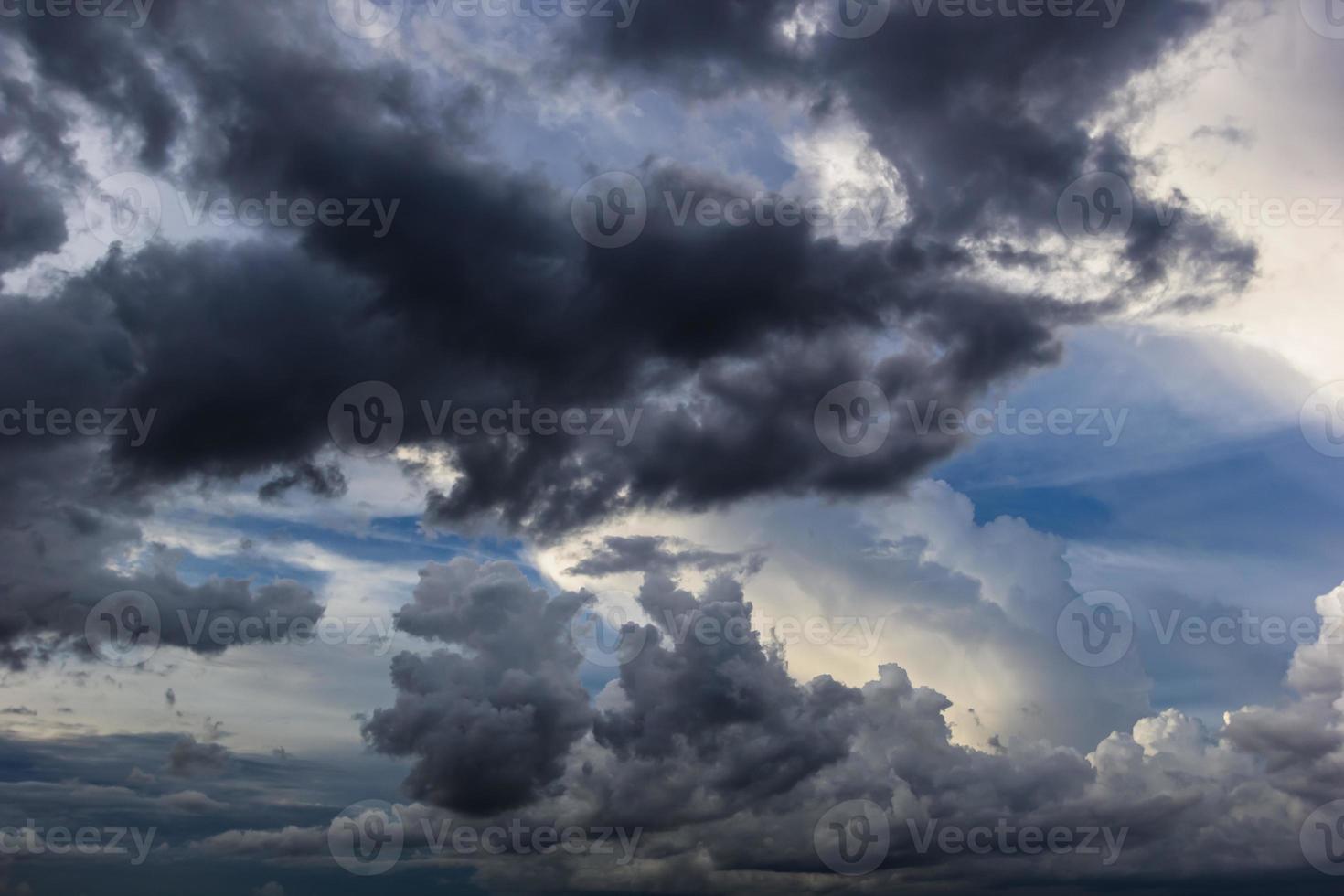 el cielo oscuro con nubes pesadas que convergen y una tormenta violenta antes de la lluvia. cielo y medio ambiente con mal tiempo o de mal humor. emisiones de dióxido de carbono, efecto invernadero, calentamiento global, cambio climático. foto