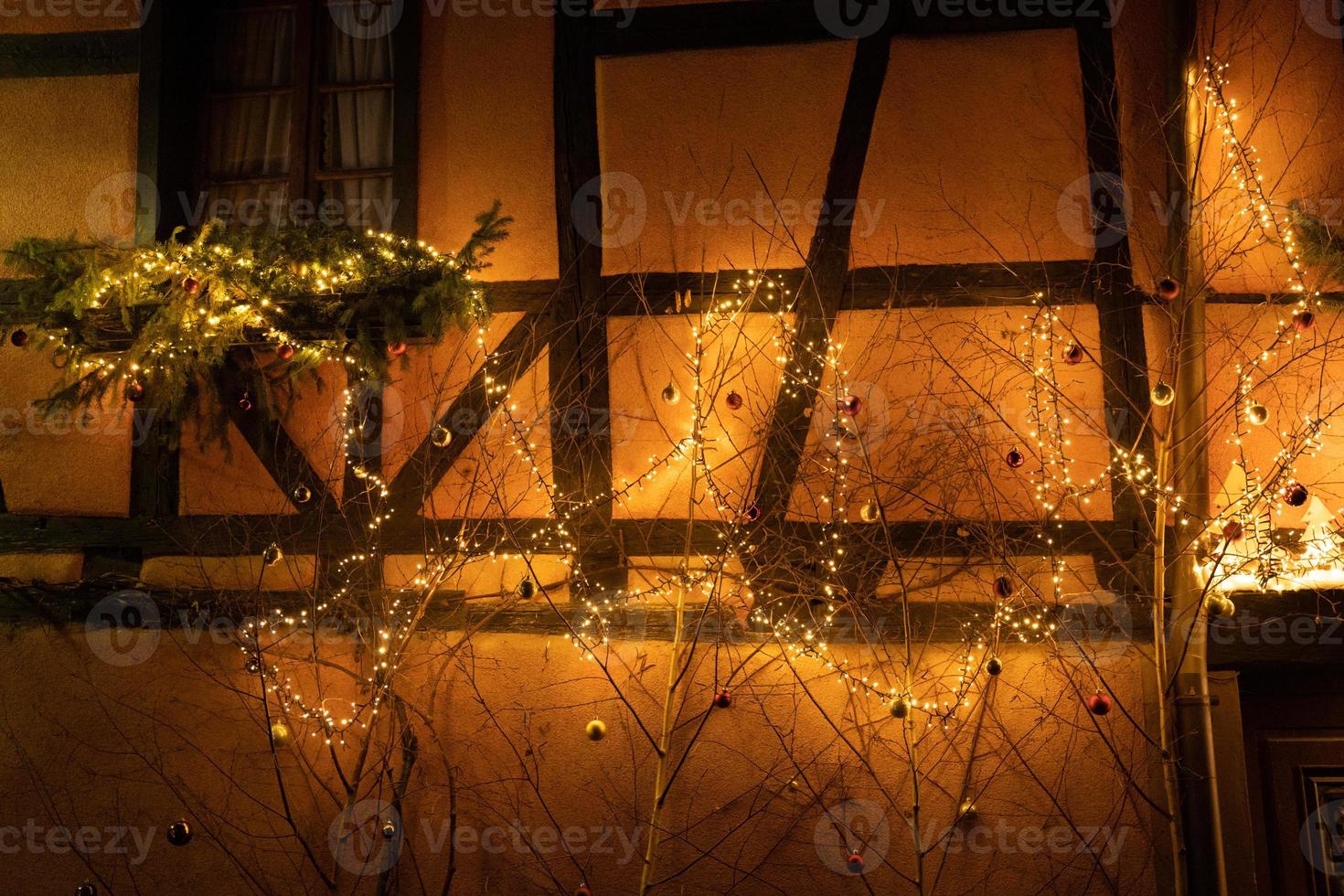 luces de hadas en una casa con entramado de madera foto