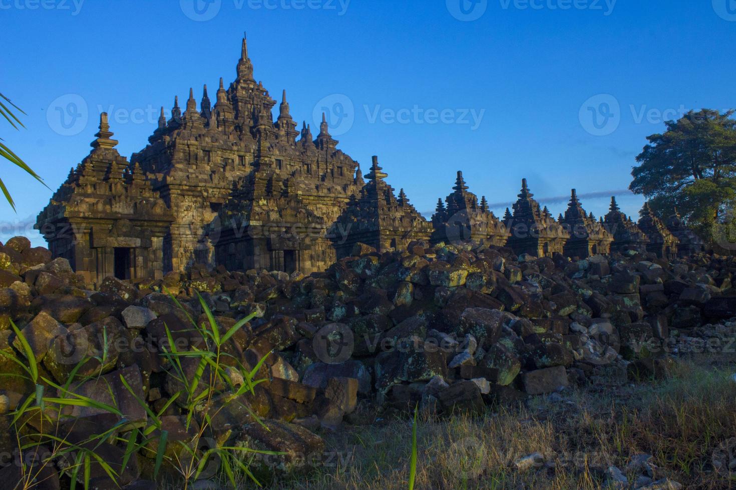 candi plaosan, un templo budista ubicado en klaten central java, indonesia, con un fondo del monte merapi foto