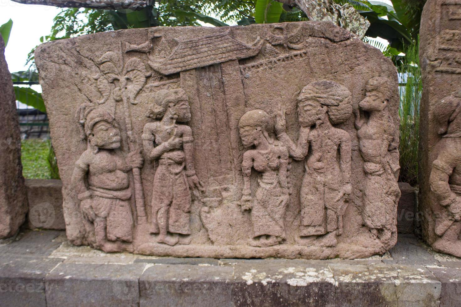 templo sukuh o candi sukuh, relieves en el templo sukuh. antiguo templo erótico candi sukuh-hindú en java central, indonesia. el templo es un templo hindú javanés ubicado en el monte lawu foto