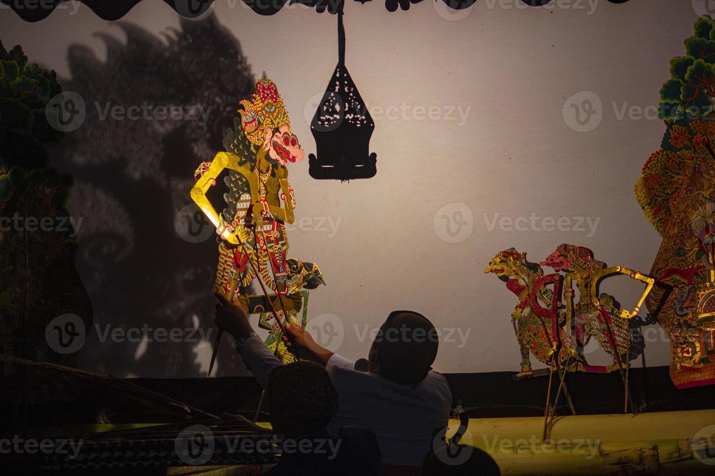 wayang kulit o marionetas de sombras de java, indonesia espectáculo de marionetas de dalang o titiritero. wayang hecho de cuero foto
