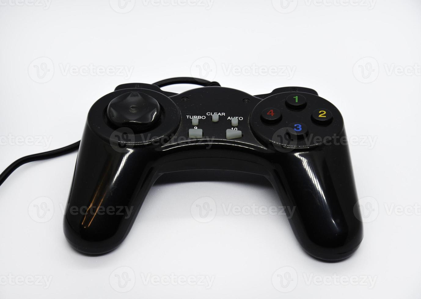 el gamepad es negro y brillante sobre un fondo blanco. primer plano del joystick del juego. un gamepad para una consola de juegos. foto