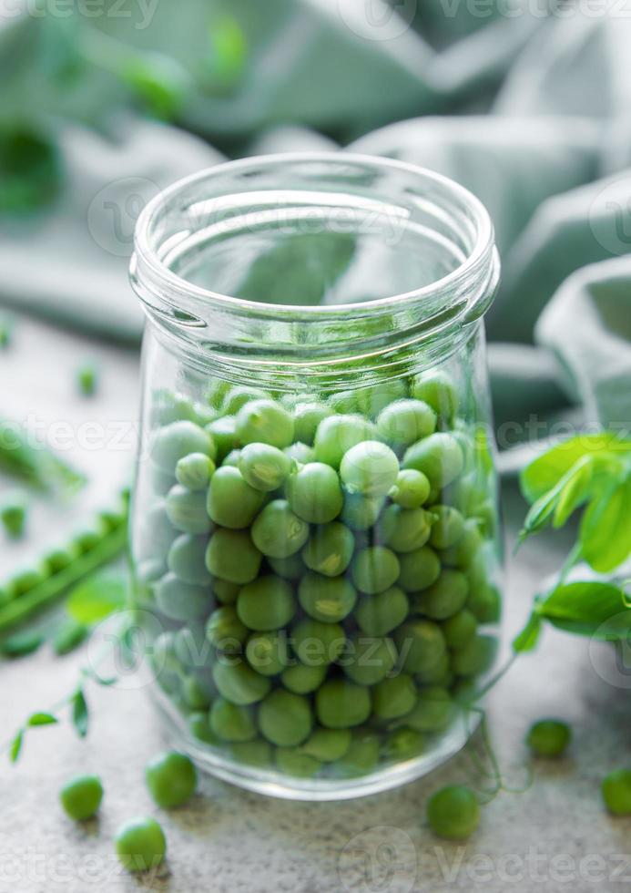 tarro con vainas de guisantes dulces foto