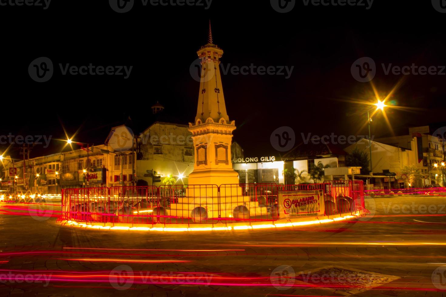 vista panorámica en la noche en el monumento de yogyakarta tugu foto de yogyakarta con velocidad de movimiento