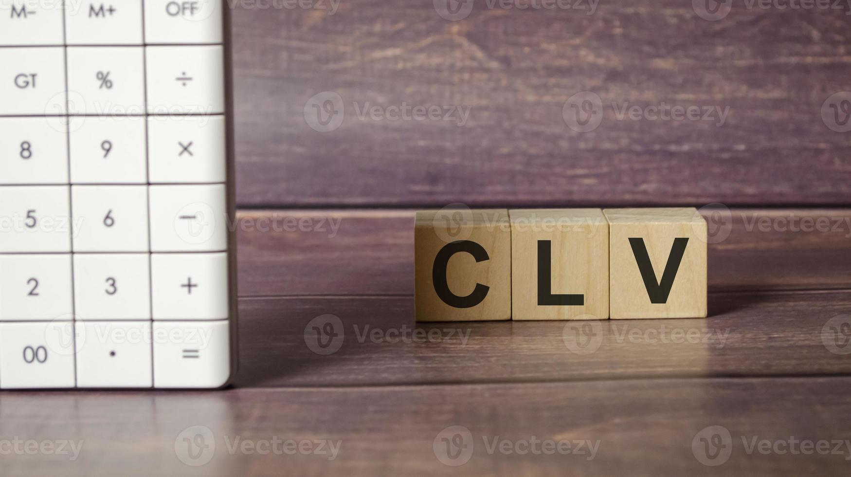 clv - valor de por vida del cliente - texto como símbolo en bloques de madera de cubo. foto