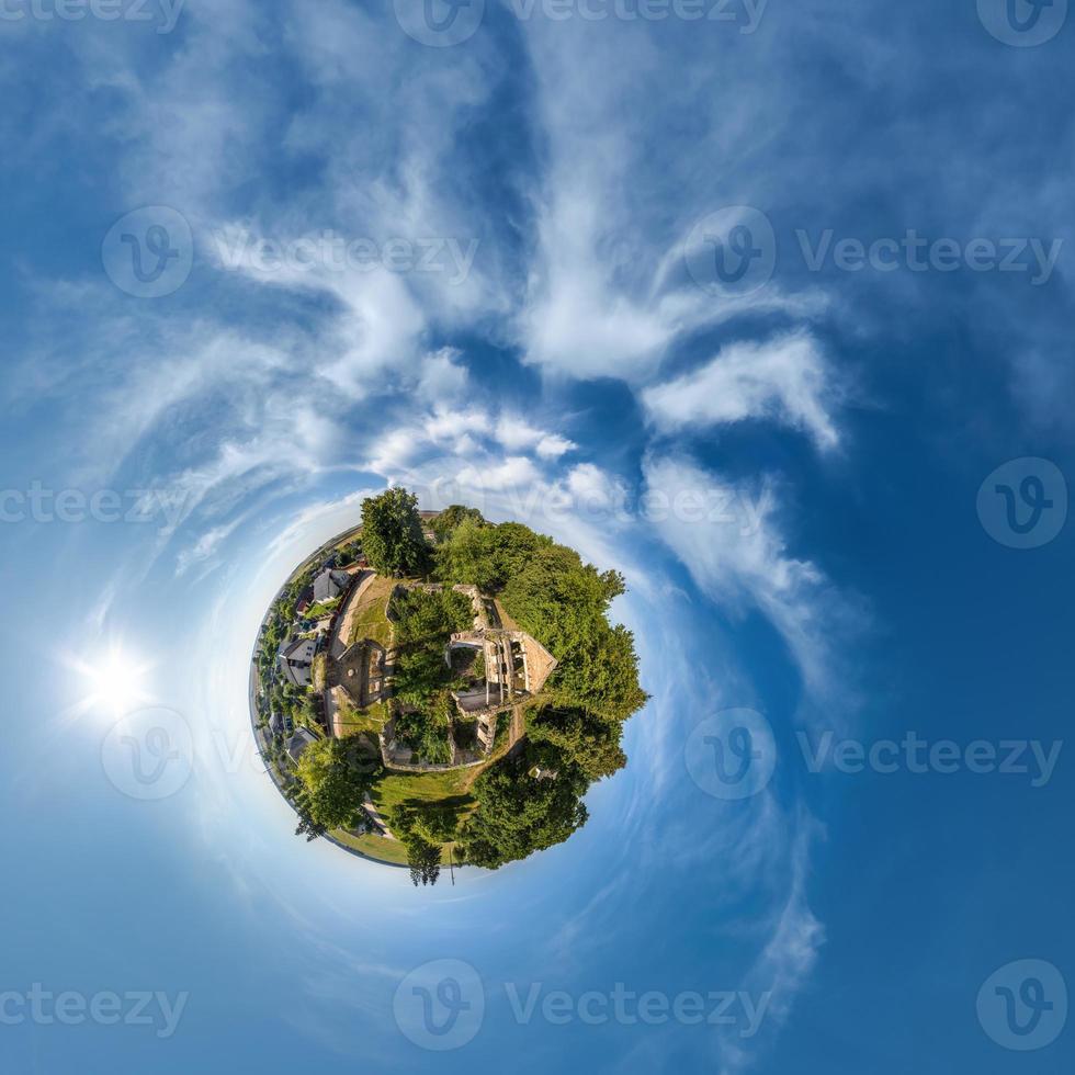 pequeño planeta verde en el cielo azul con hermosas nubes con transformación de panorama esférico de 360 grados. curvatura del espacio. foto