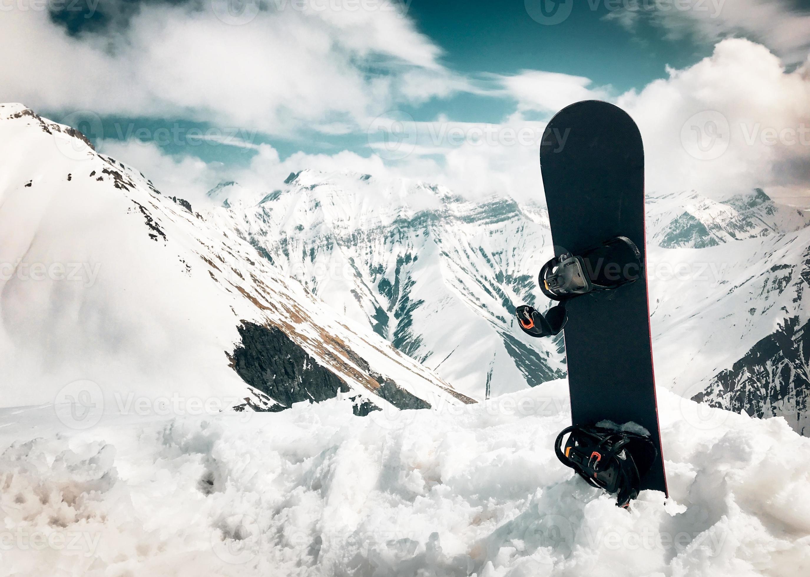 hombre en esquí gafas de protección paseos un tabla de snowboard desde un  Nevado montaña 27686740 Foto de stock en Vecteezy