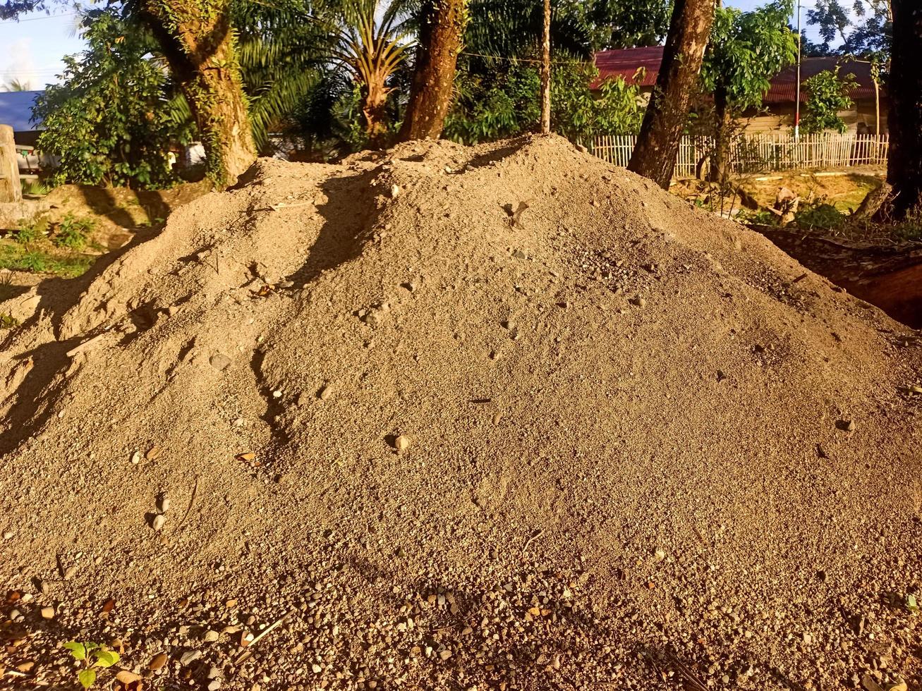 la arena blanca del río con una buena textura se puede utilizar como material de construcción foto