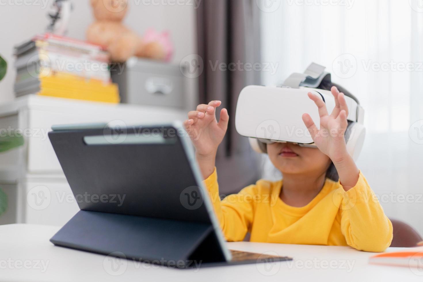 niño asiático con realidad virtual, vr, niño explorando el mundo virtual digital con gafas vr. foto