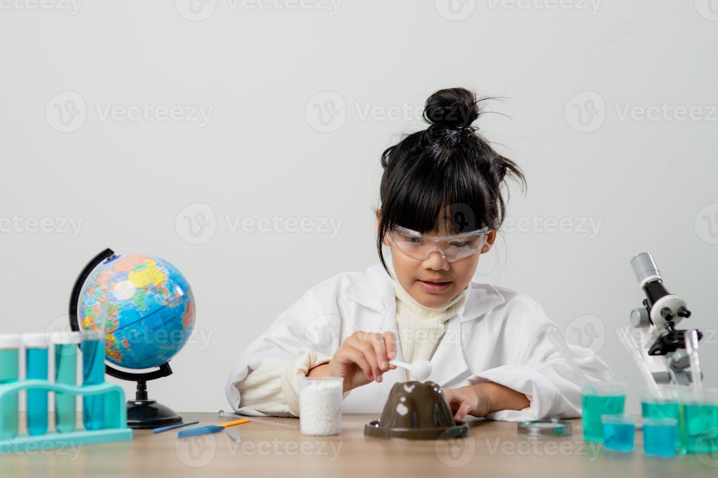 concepto de educación, ciencia, química y niños - niños o estudiantes con tubos de ensayo haciendo experimentos en el laboratorio escolar foto