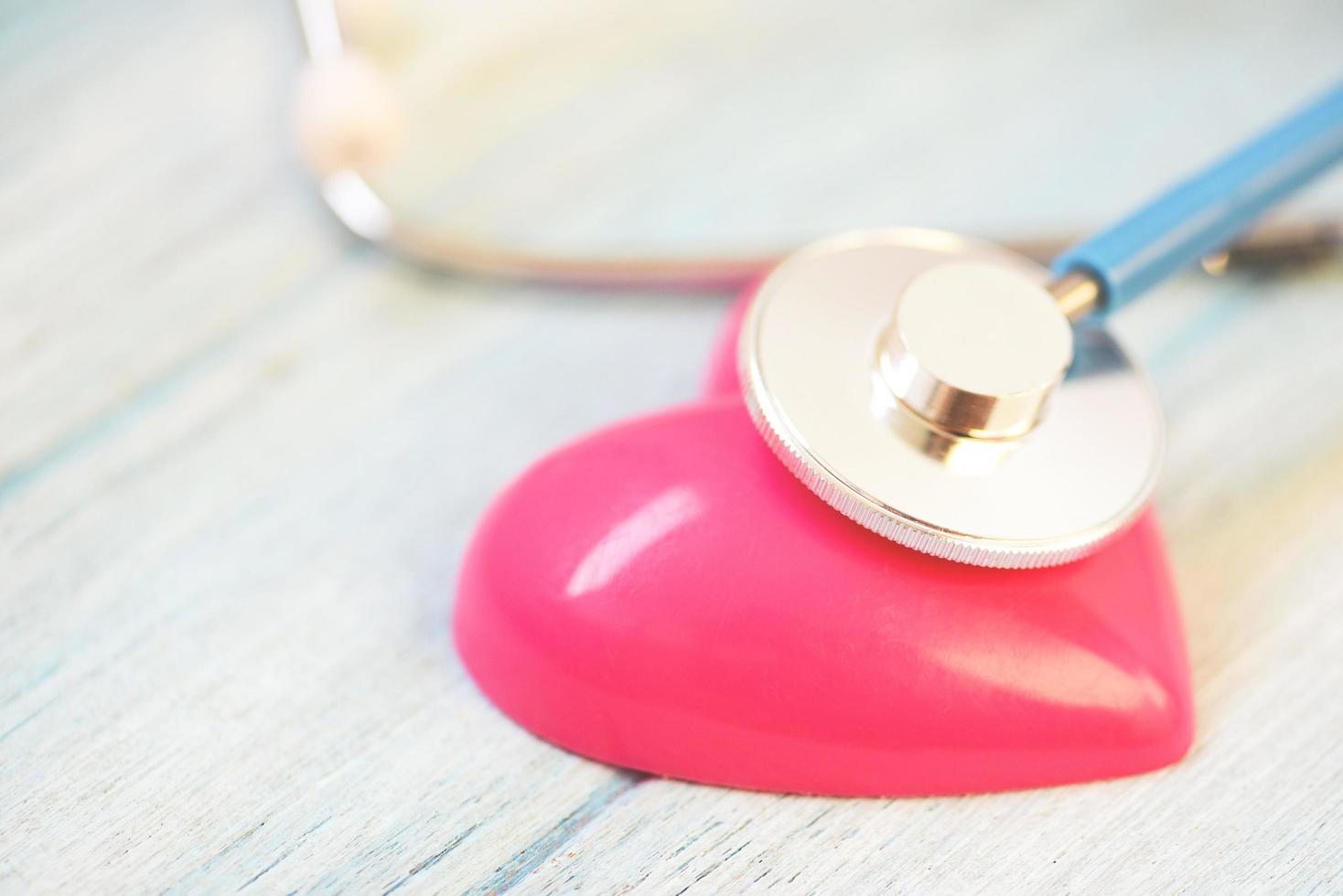 salud cardíaca y corazón rojo con estetoscopio - día mundial del corazón día mundial de la salud o día mundial de la hipertensión y concepto de seguro médico foto