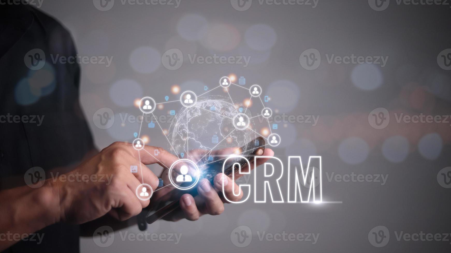 administración de relaciones con los clientes de crm para el concepto de sistema de marketing de ventas comerciales presentado en una interfaz gráfica futurista de la aplicación de servicio para respaldar el análisis de la base de datos de crm. foto