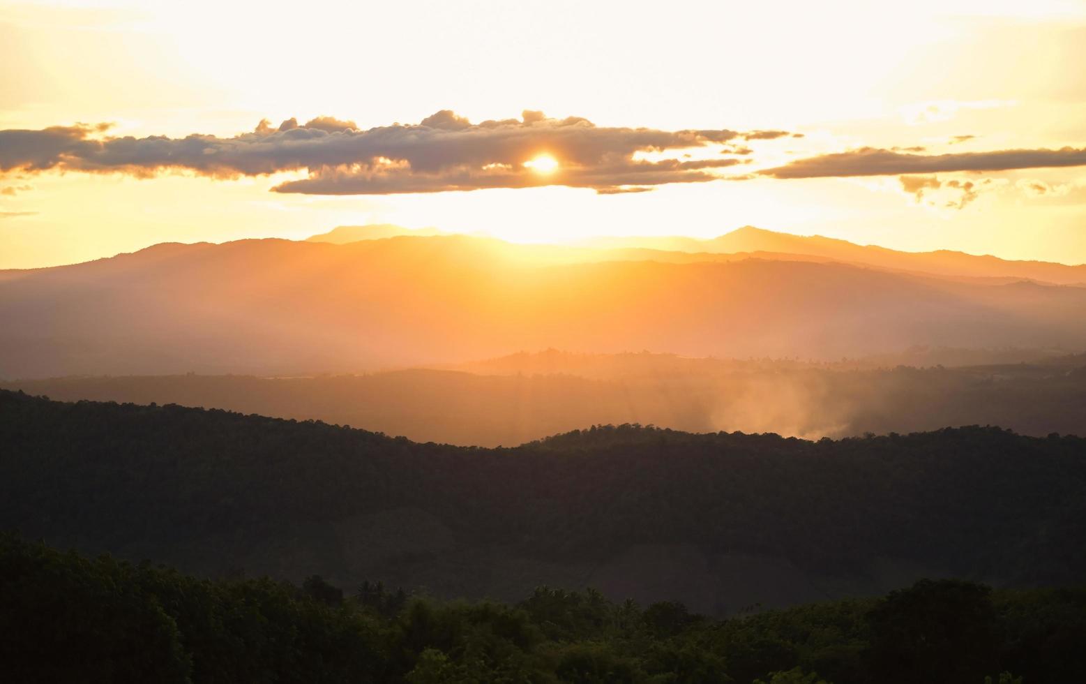 amanecer o atardecer, hermoso cielo la luz del sol brilla con nubes coloridas y fondo de montaña - nube crepuscular en el cielo foto