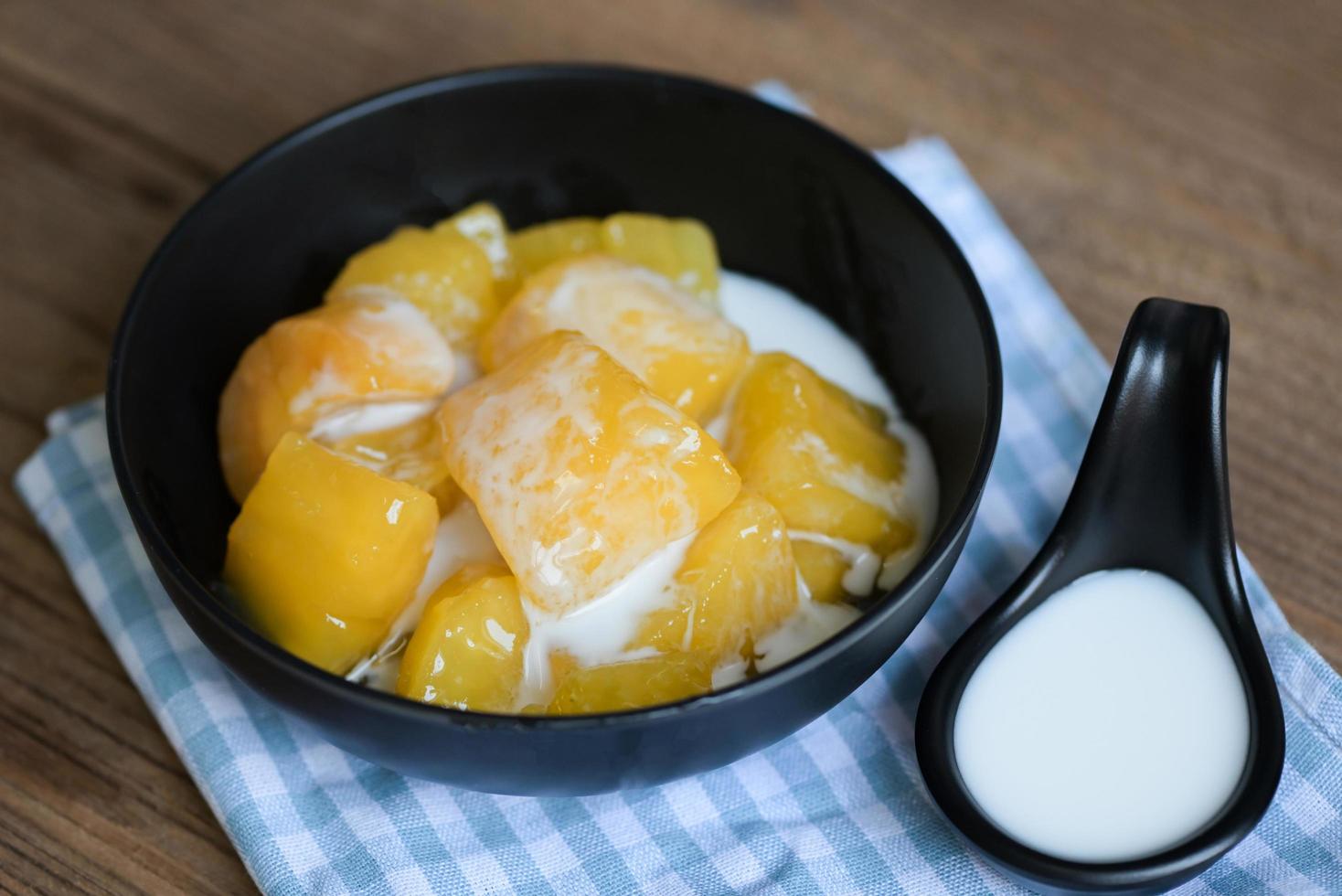 comida de yuca en la mesa, postre dulce hecho de yuca hervida, azúcar y milik de coco - comida tailandesa foto