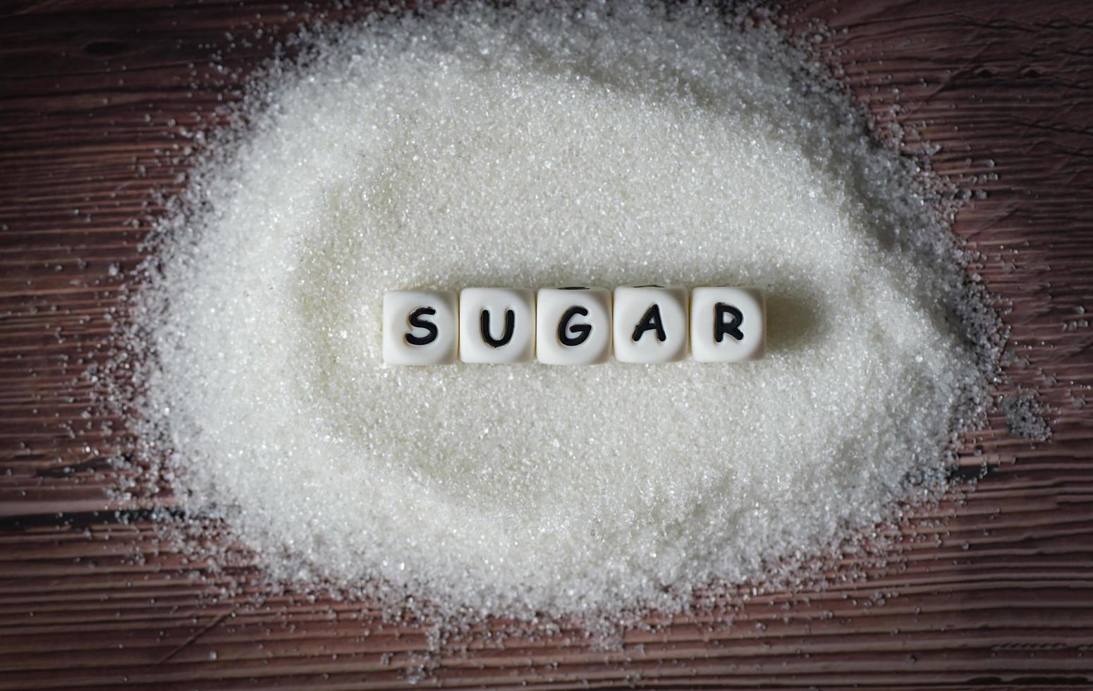 azúcar en el fondo de la mesa, azúcar blanco para alimentos y dulces dulces de postre montón de azúcar dulce granulado cristalino foto