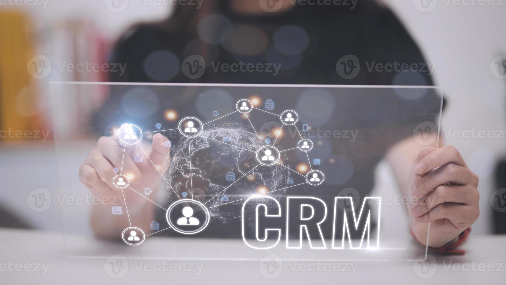 administración de relaciones con los clientes de crm para el concepto de sistema de marketing de ventas comerciales presentado en una interfaz gráfica futurista de la aplicación de servicio para respaldar el análisis de la base de datos de crm. foto