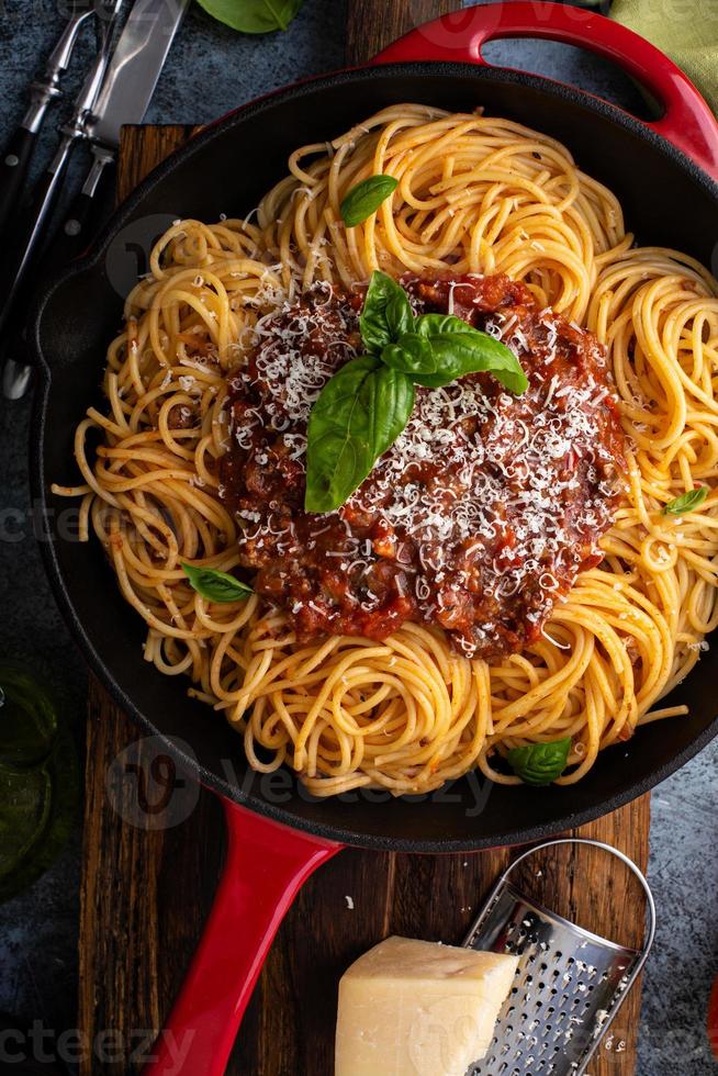 Spaghetti Bolognese in a cast iron pan 15943781 Stock Photo at Vecteezy