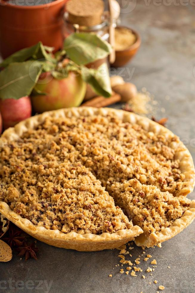 Traditional apple pie with crumb topping 15943790 Stock Photo at Vecteezy