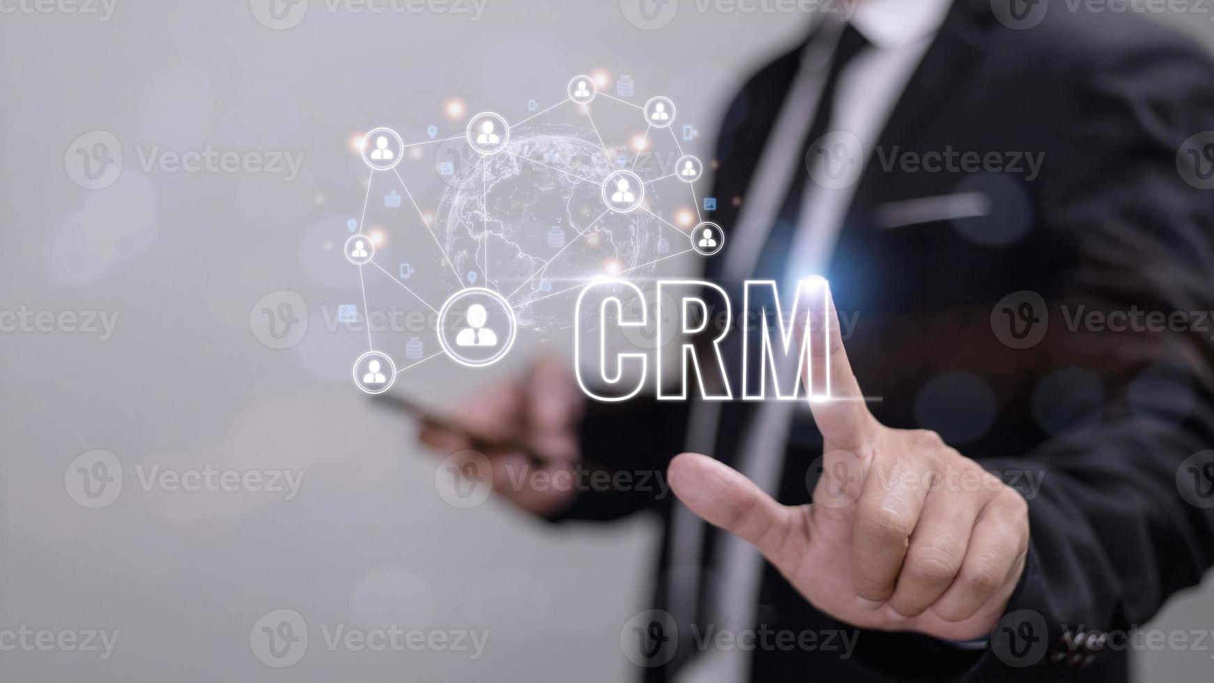 administración de relaciones con los clientes de crm para el concepto de sistema de marketing de ventas comerciales presentado en una interfaz gráfica futurista de la aplicación de servicio para respaldar el análisis de la base de datos de crm. foto