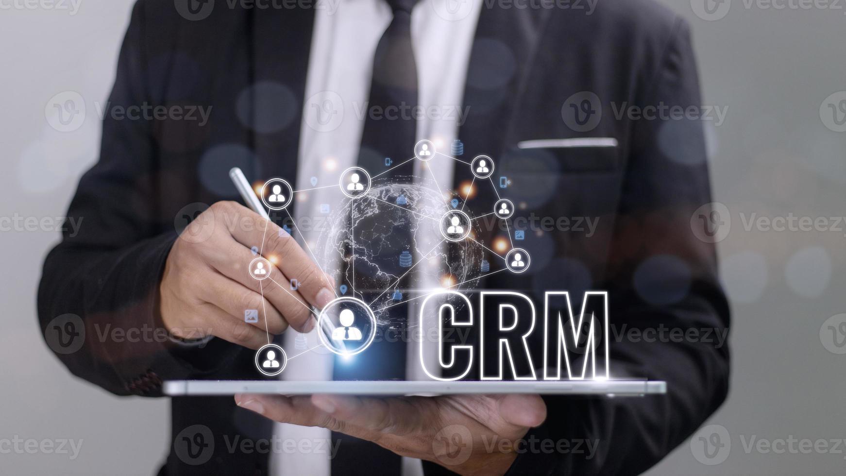 administración de relaciones con los clientes de crm para el concepto de sistema de marketing de ventas comerciales presentado en una interfaz gráfica futurista de la aplicación de servicio para respaldar el análisis de la base de datos de crm. foto