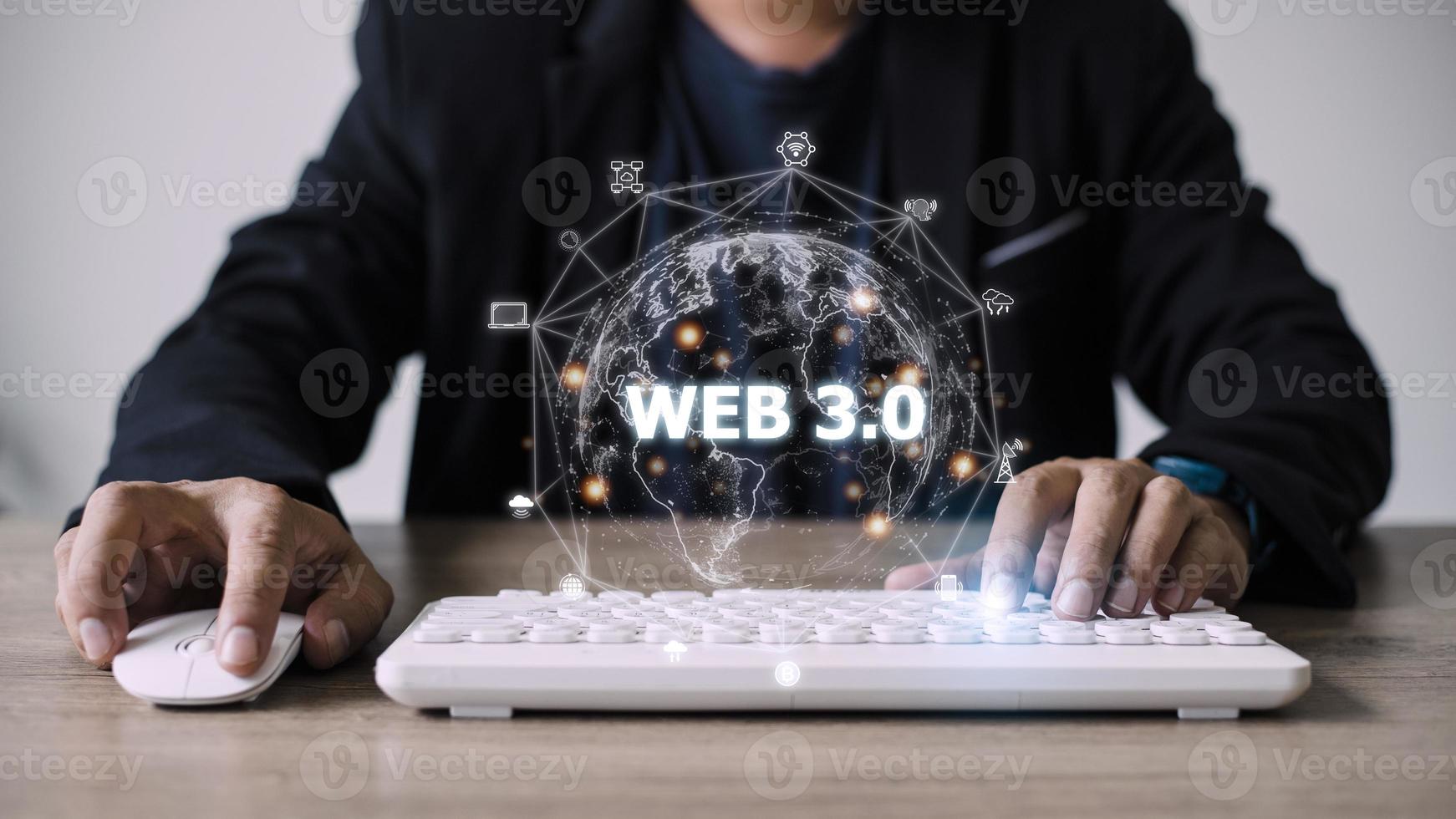 imagen conceptual web 3.0 con un hombre que usa una computadora portátil. tecnología y concepto web 3.0. foto