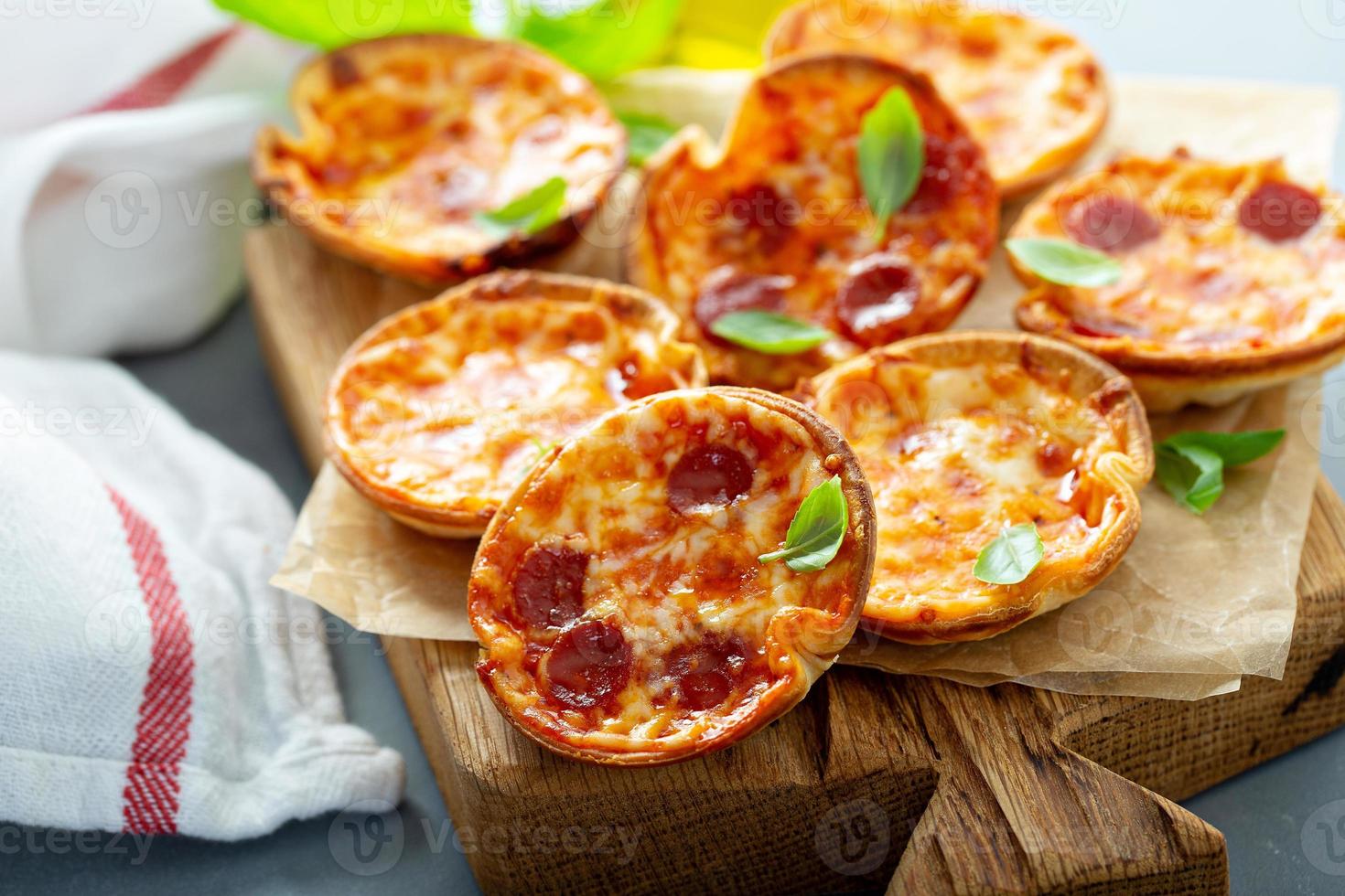 mini pizzas de peperoni y queso foto