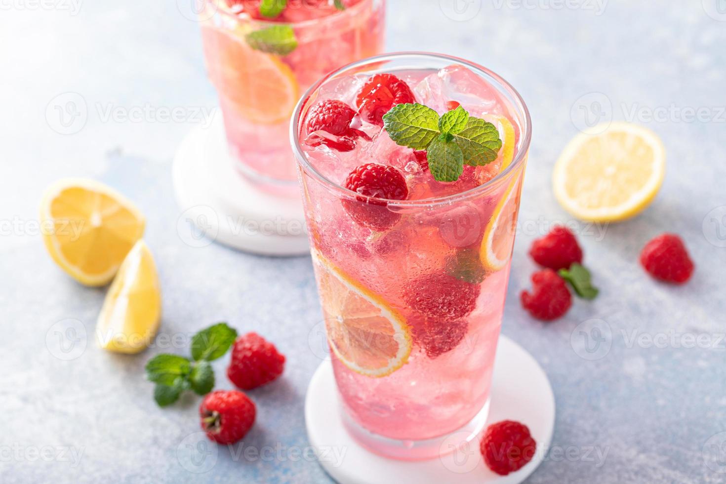 cóctel frío de primavera o verano, limonada de frambuesa foto