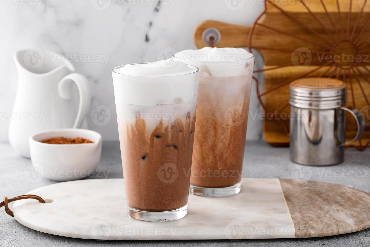 bebida fría o helada de chocolate con espuma de leche, bebida refrescante foto