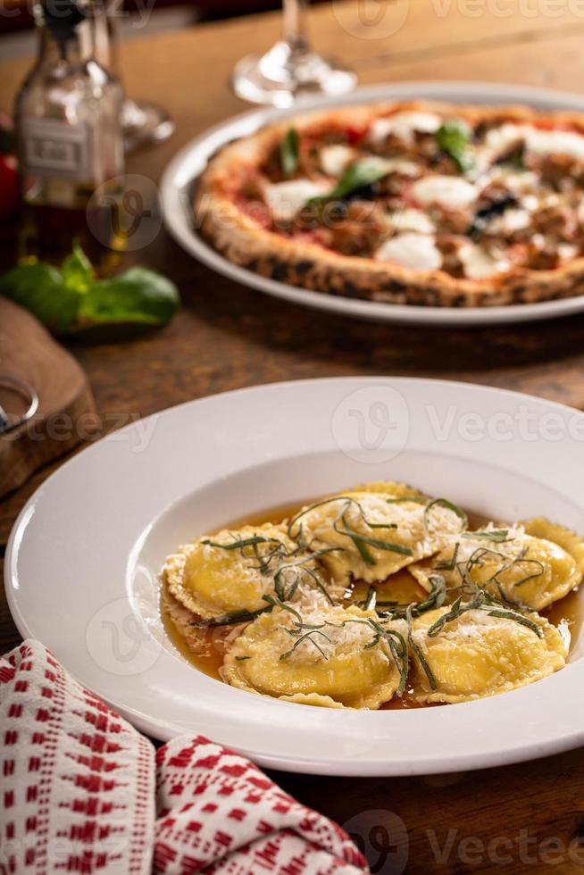 Ravioli de mantequilla marrón y salvia con relleno de calabaza foto