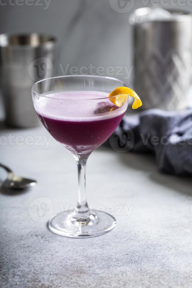 Purple puritan cocktail with gin and vermouth 15944835 Stock Photo at Vecteezy
