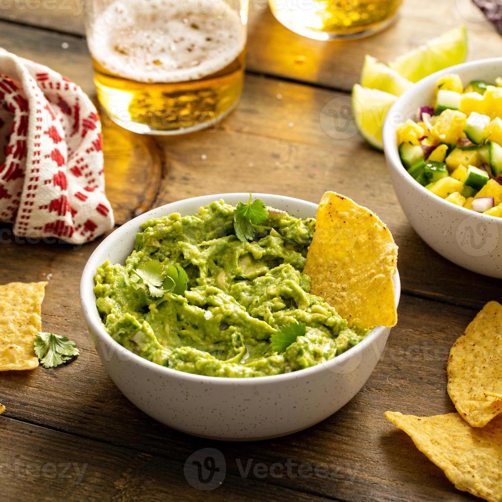 chips de tortilla con salsas, guacamole y salsa foto