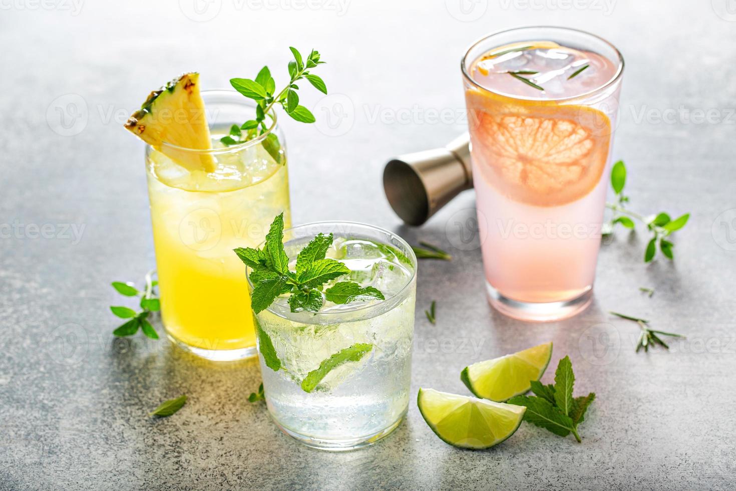 refrescantes cócteles de verano en la mesa foto