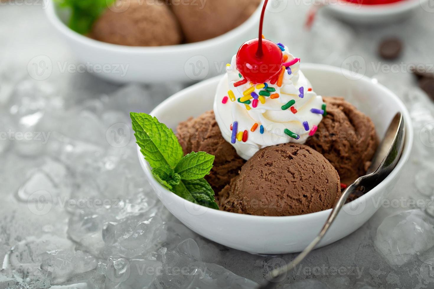 Sundae de helado de chocolate en un tazón foto