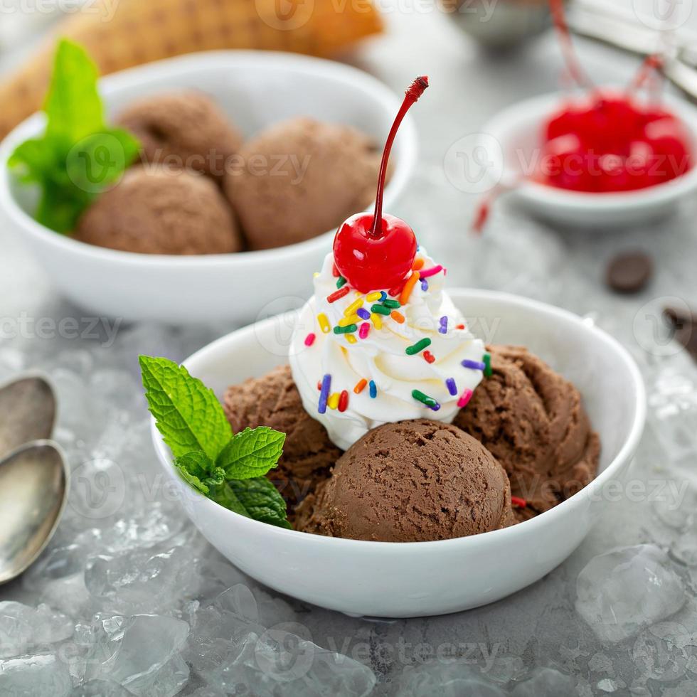 Sundae de helado de chocolate en un tazón foto