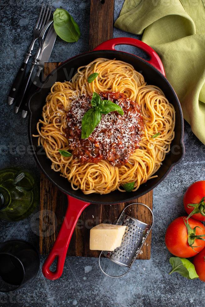 Spaghetti Bolognese in a cast iron pan 15945472 Stock Photo at Vecteezy