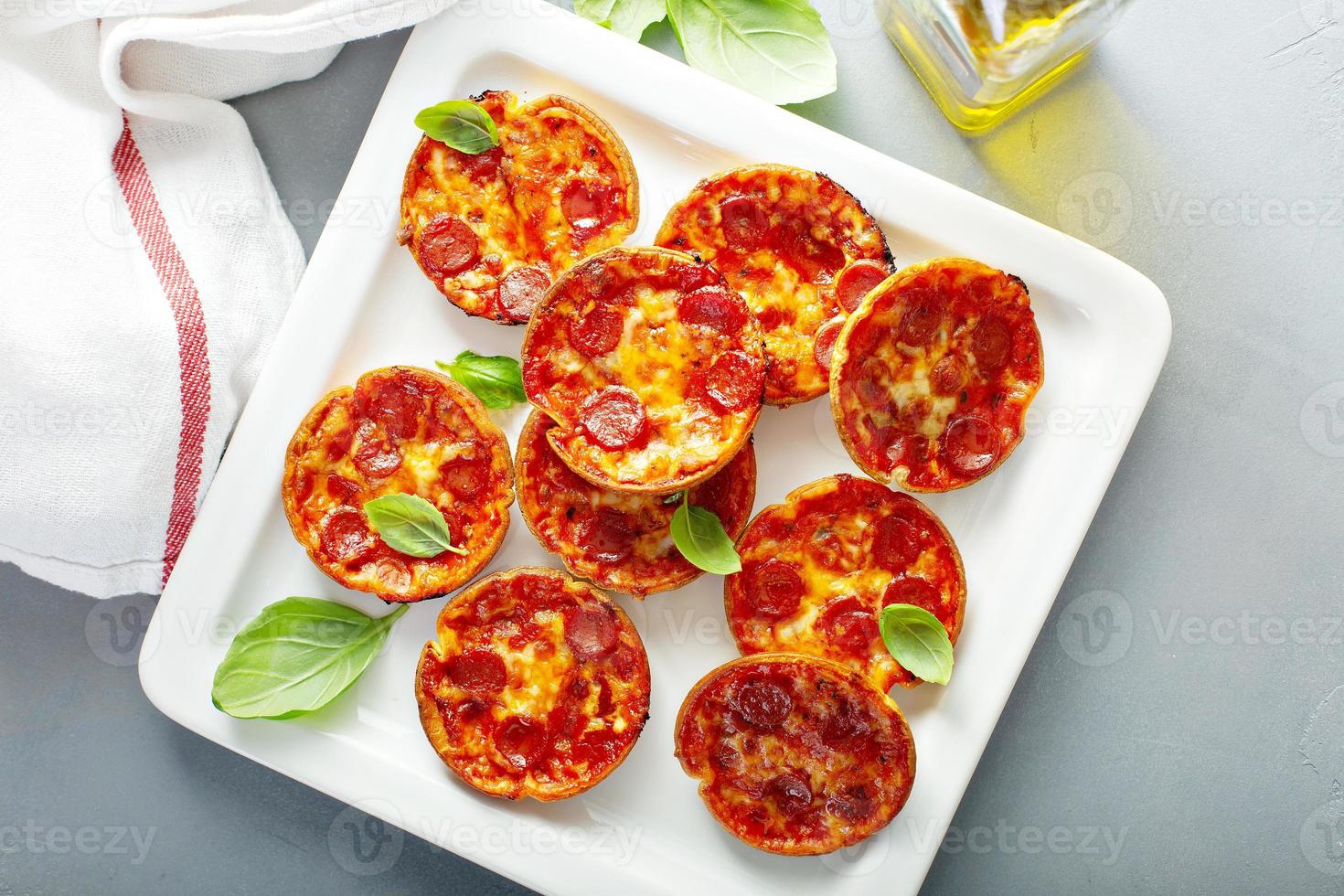 mini pizzas de pepperoni foto