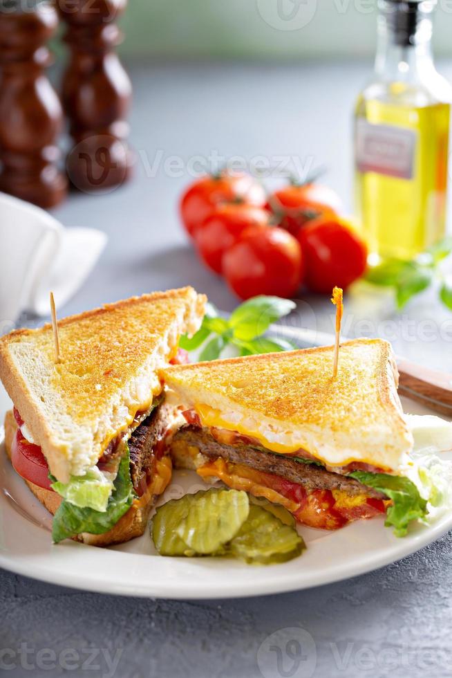 Sándwich de queso a la parrilla con hamburguesa con queso foto