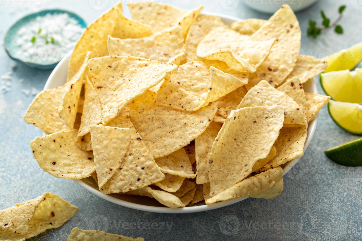 chips de tortilla de maíz en un tazón foto