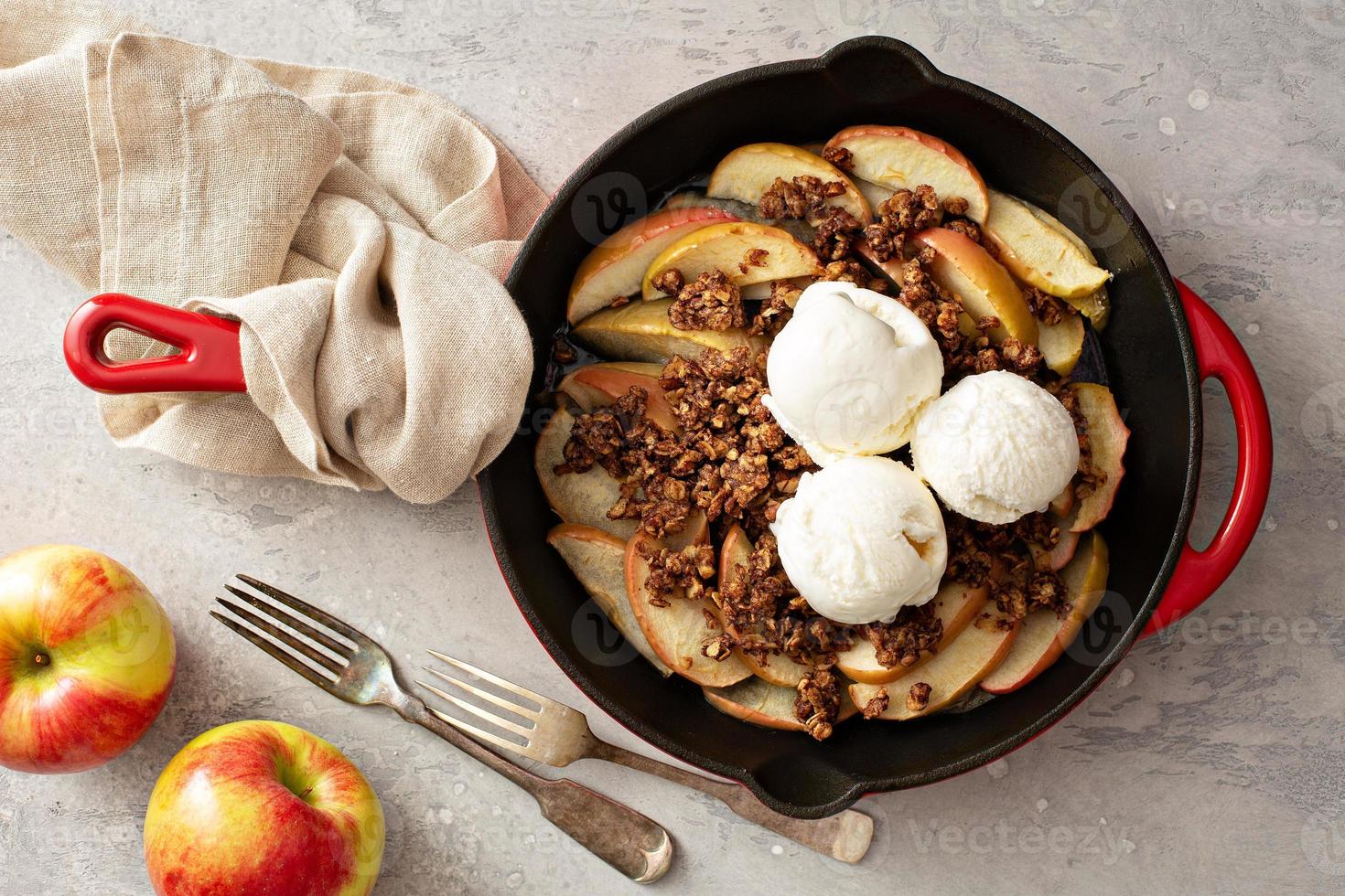 crumble de manzana en una sartén de hierro fundido foto