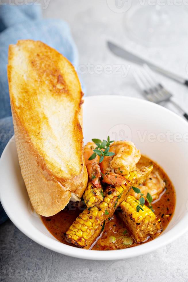 Sopa de maíz y camarones foto