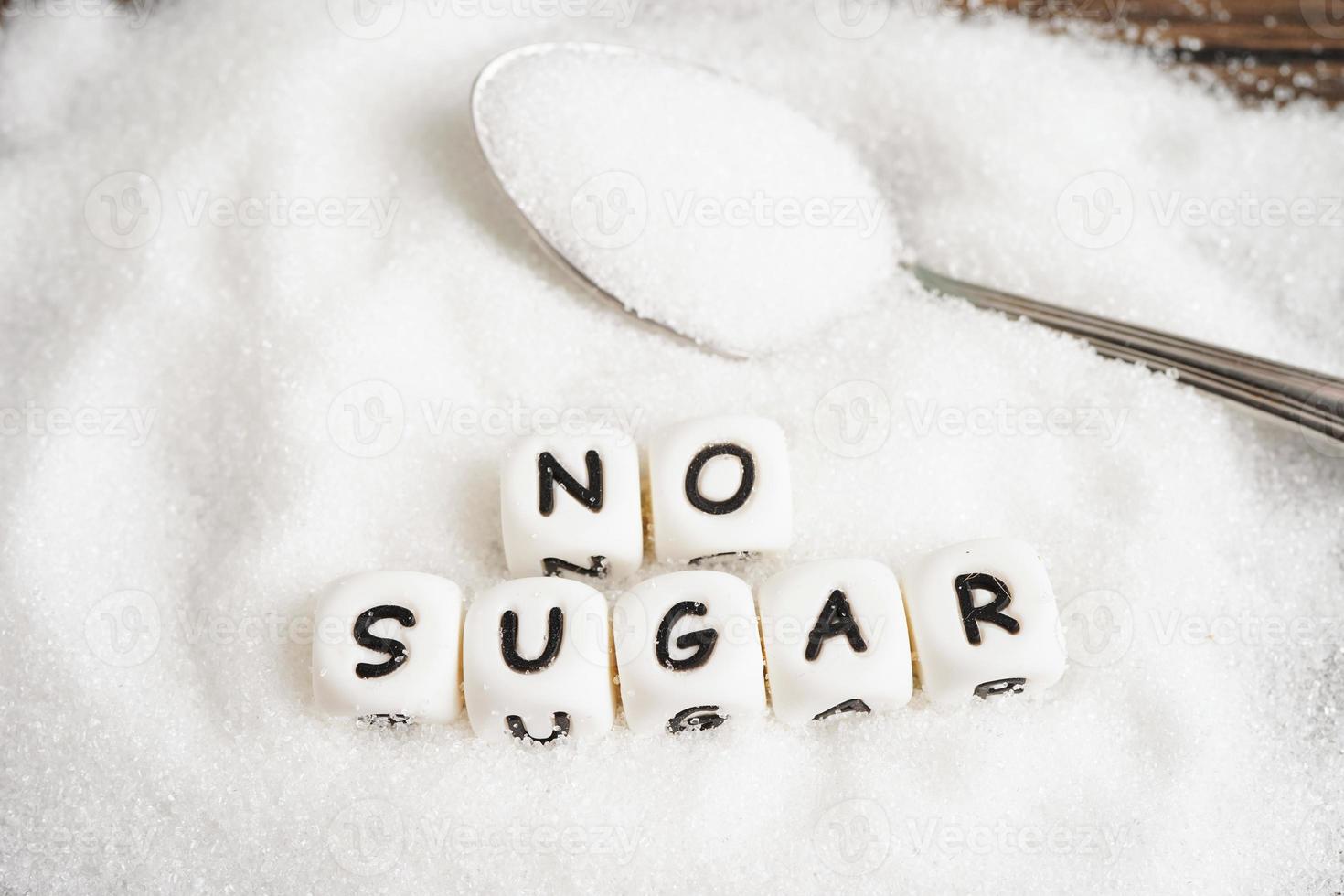 sin azúcar, azúcar granulada dulce con texto, prevención de diabetes, dieta y pérdida de peso para una buena salud. foto