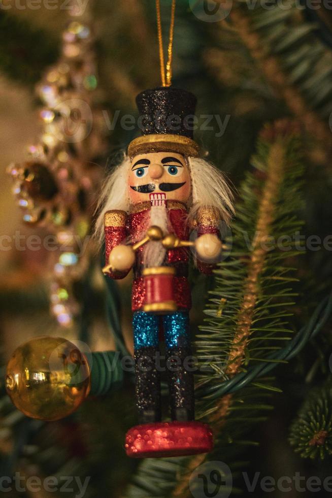 cascanueces adorno navideño colgando de un árbol de navidad foto