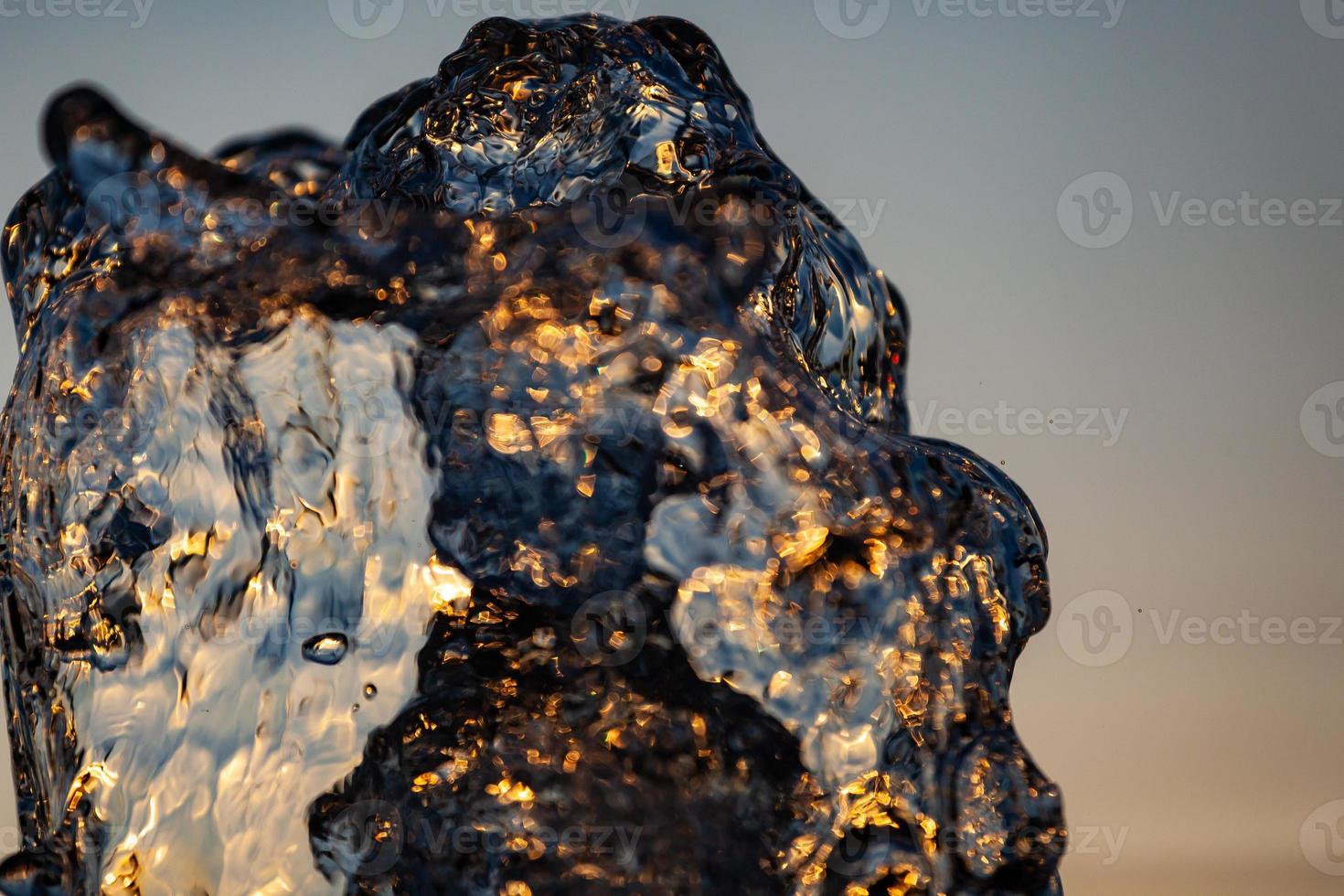 fondo abstracto del agua. textura de las ondas de agua de una gran fuente foto