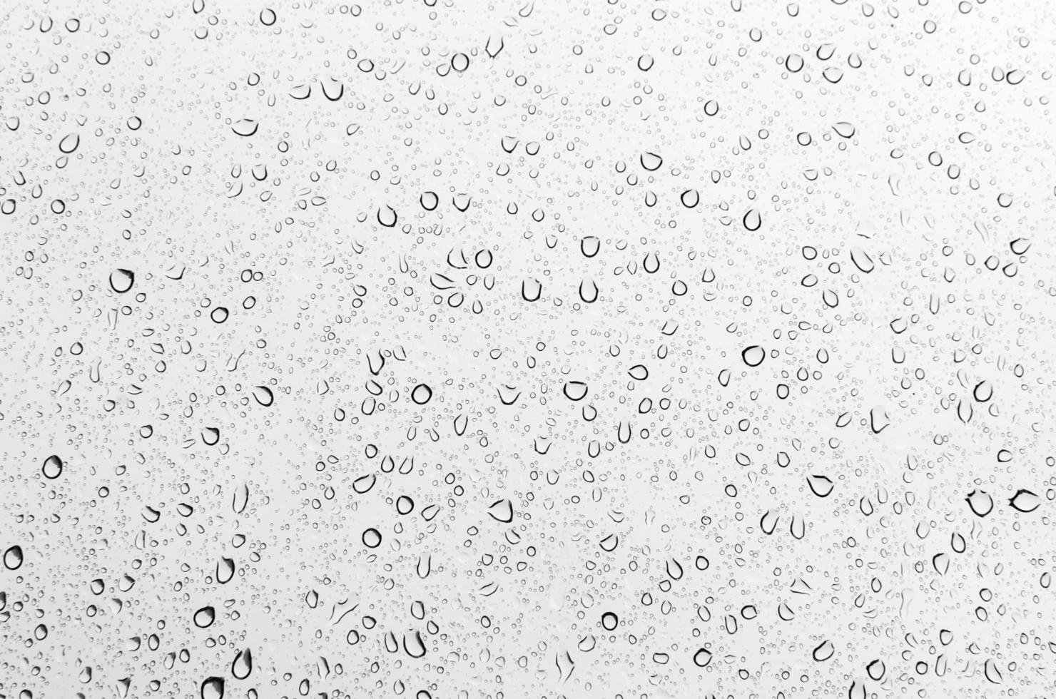 fondo de la temporada del monzón con nubes y lluvia. gota de agua en el espejo. día lluvioso. foto para el concepto de publicidad de venta de banca de marketing financiero empresarial.