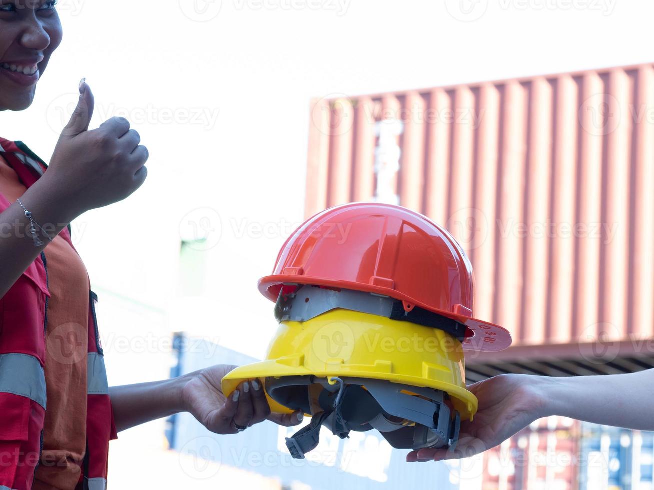 negocio jefe supervisor sostener naranja rojo amarillo color casco seguridad ingeniero técnico importación exportación construcción hembra mujer sitio industria proyecto pulgar arriba alegre feliz servicio sonrisa foto