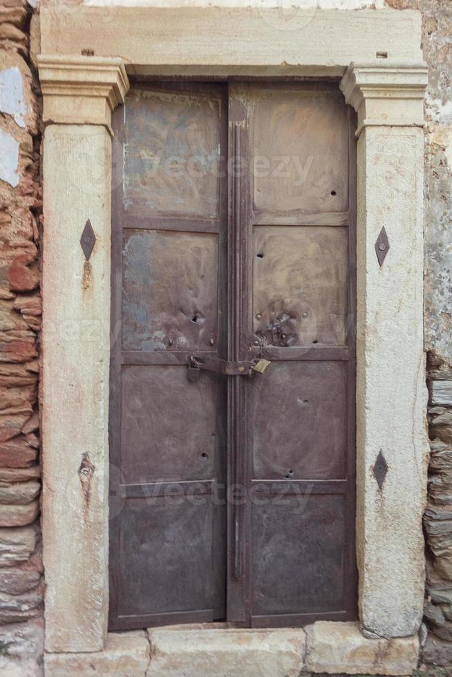 vieja pared y puerta sucia y oxidada foto