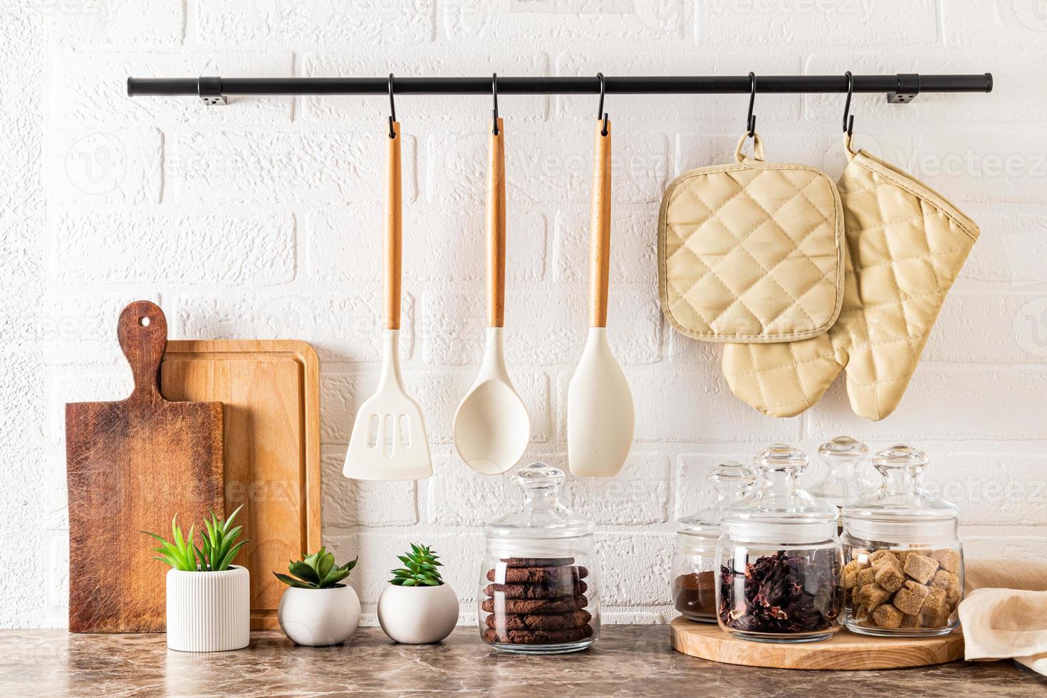 hermosa área de almacenamiento en una encimera de cocina moderna. varios tarros de cristal con productos a granel. tablas de madera. soporte de cocina, barandilla foto