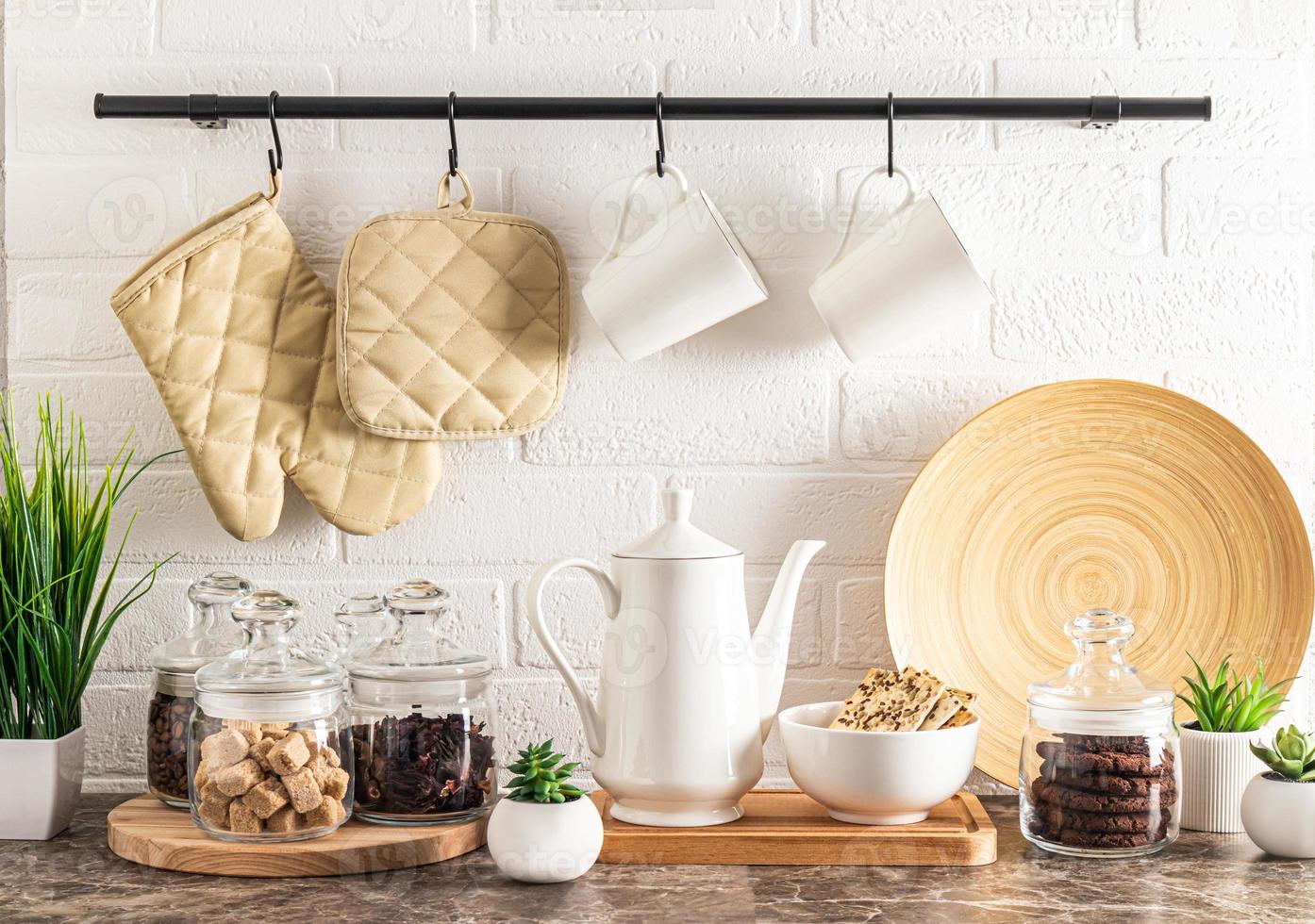 hermoso interior moderno de cocina ecológicamente limpia. varios utensilios de cocina sobre una encimera de mármol. vista frontal. fondo de cocina. foto