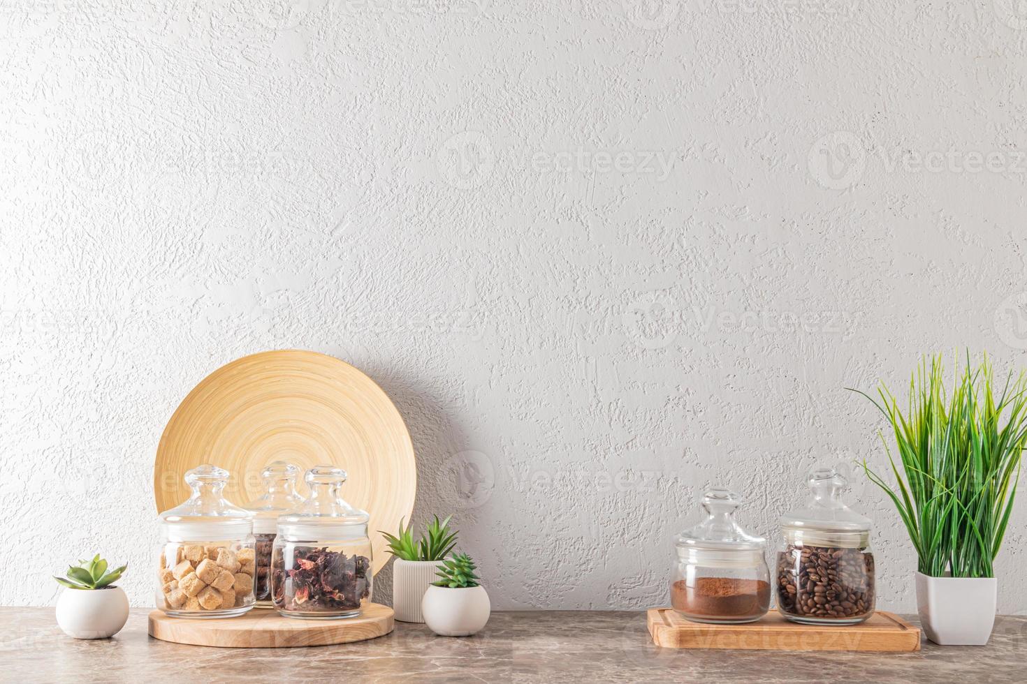 un conjunto de varios utensilios de cocina modernos sobre una encimera de  mármol contra una pared de ladrillo blanco. Materiales ecológicos sin  plástico. 12875409 Foto de stock en Vecteezy