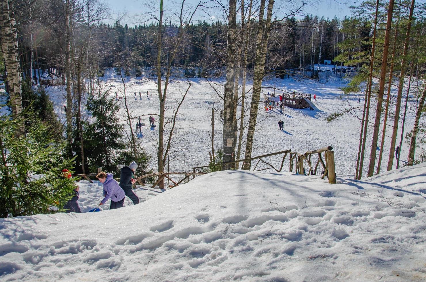 parque de invierno con toboganes de nieve, paseos por el parque foto